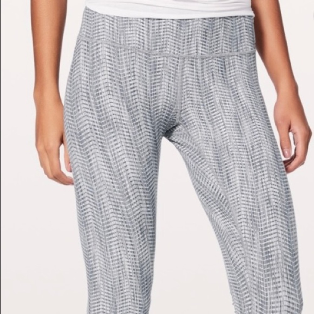Like New Condition Lululemon Wunder Under high rise 7/8 leggings SZ 8